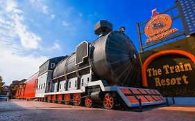 The Train Resort - Your Relaxing Resort With Large Pool & Jacuzzi